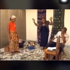 Amoin nous montre comment les premières dames marchent. Regardez !