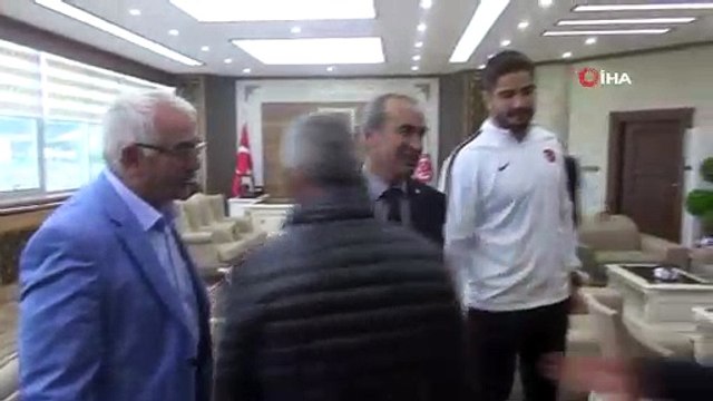 Şampiyon Taha Akgül yüksek lisans diplomasını aldı