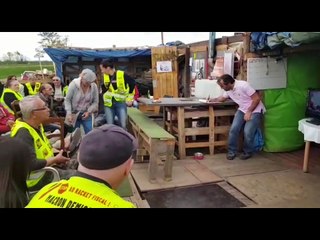 Soultz : des gilets jaunes écoutent Macron