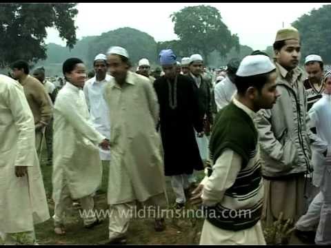 Beggars beg in exchange for Eid wishes, Delhi!