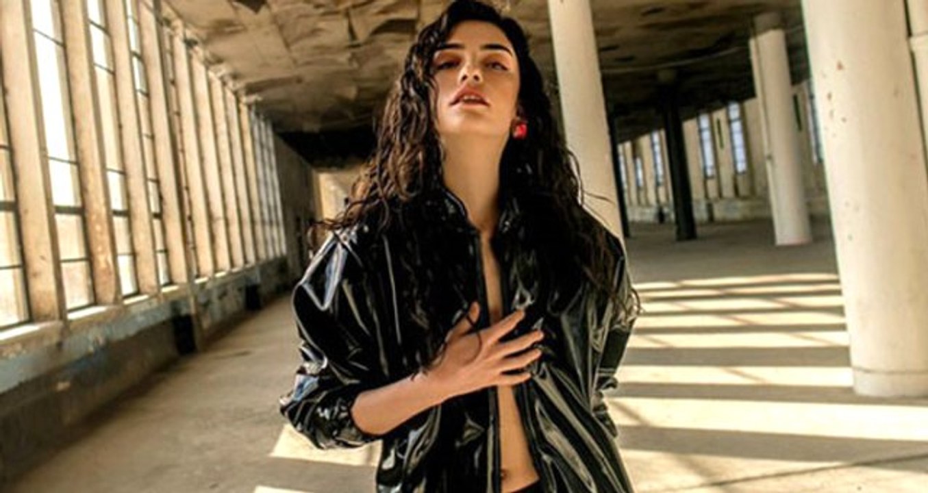 Güzel Oyuncu Hazar Ergüçlü, Mayolu Fotoğrafıyla Büyük Beğeni Topladı!