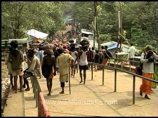 Devotee with one leg treks for Lord Ayappan!