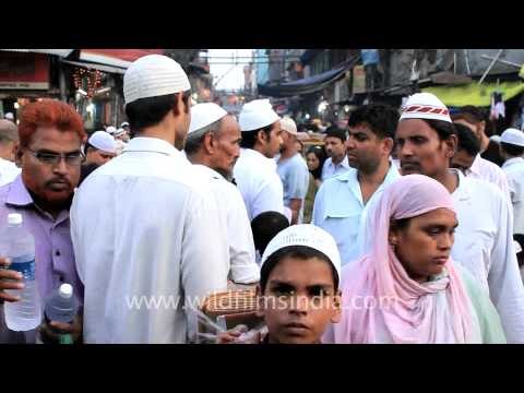 Jama Masjid strewn with Muslim devotees during Ramadan