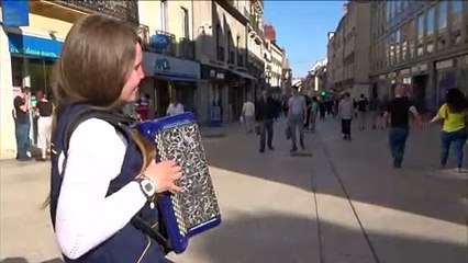Dijon : Angélique Laporte, factrice et accordéoniste, interprête "Riche" de Claudio Capéo