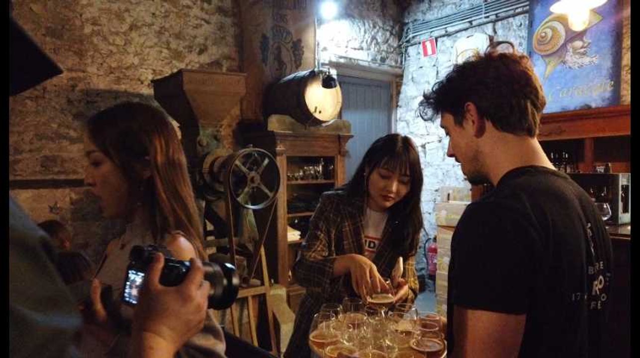 Des influenceurs chinois visitent une brasserie à Dinant