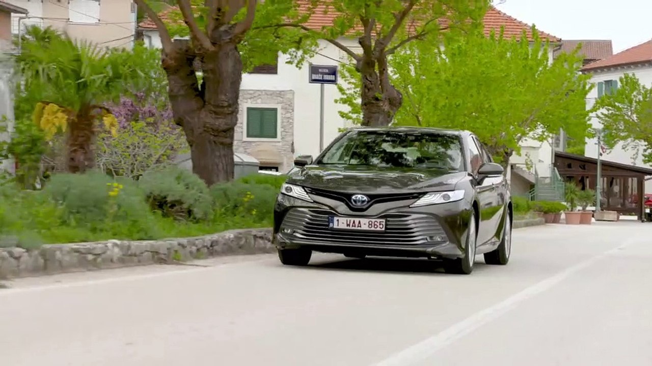 La berline tricorps Toyota Camry hybride-électrique se relance en Europe