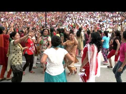 Indian women celebrate Independence Day by jamming at Wagah Border