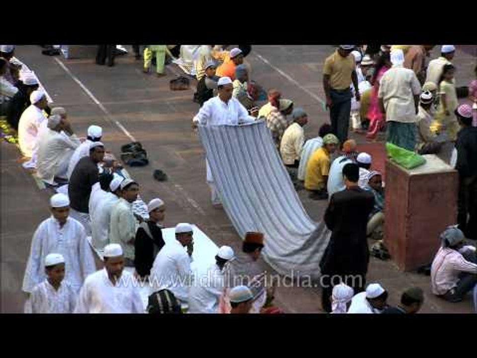 Spreading prayer rug before Id ul fitr namaaz at Jama Masjid