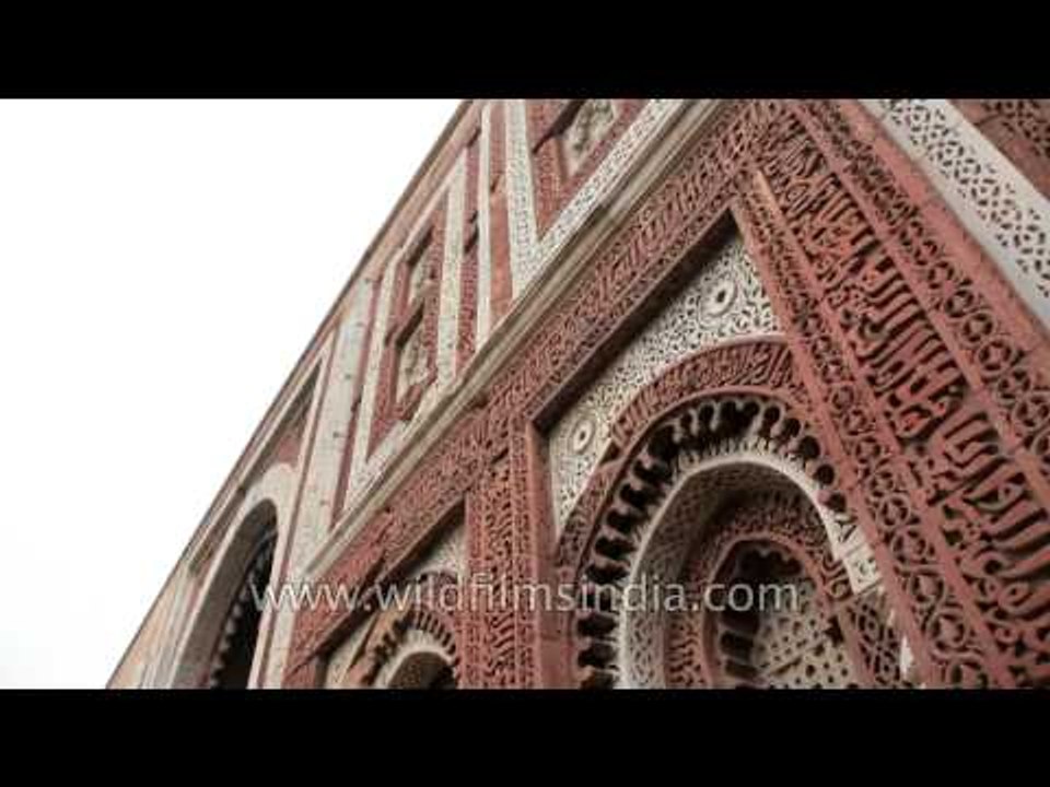 Alai Darwaza : Qutub Minar, the entrance to the Quwwat-ul-Islam Mosque