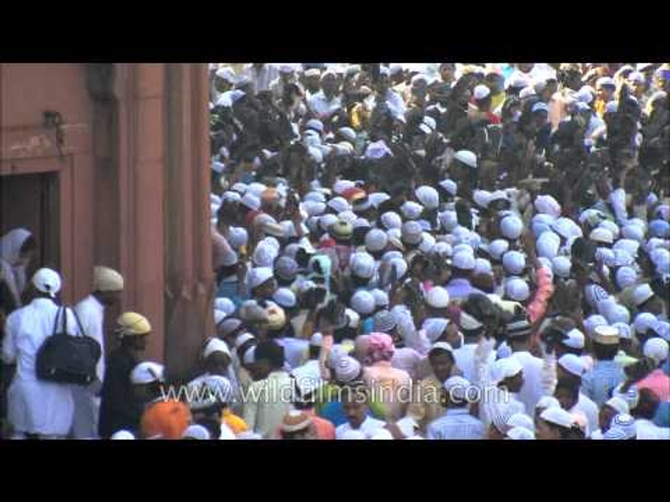 Chaos theory dispelled: dispersing after Namaz at Jama Masjid on Id ul fitr