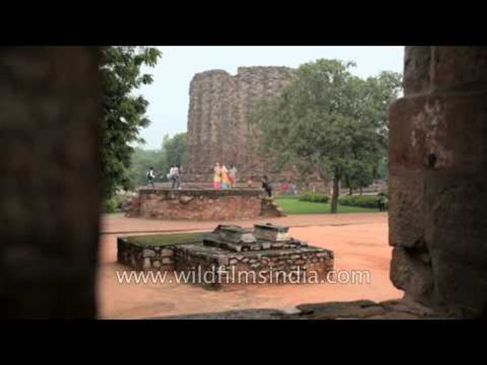 Mughal Garden and Mughal Mosque near Qutub Minar in Delhi!