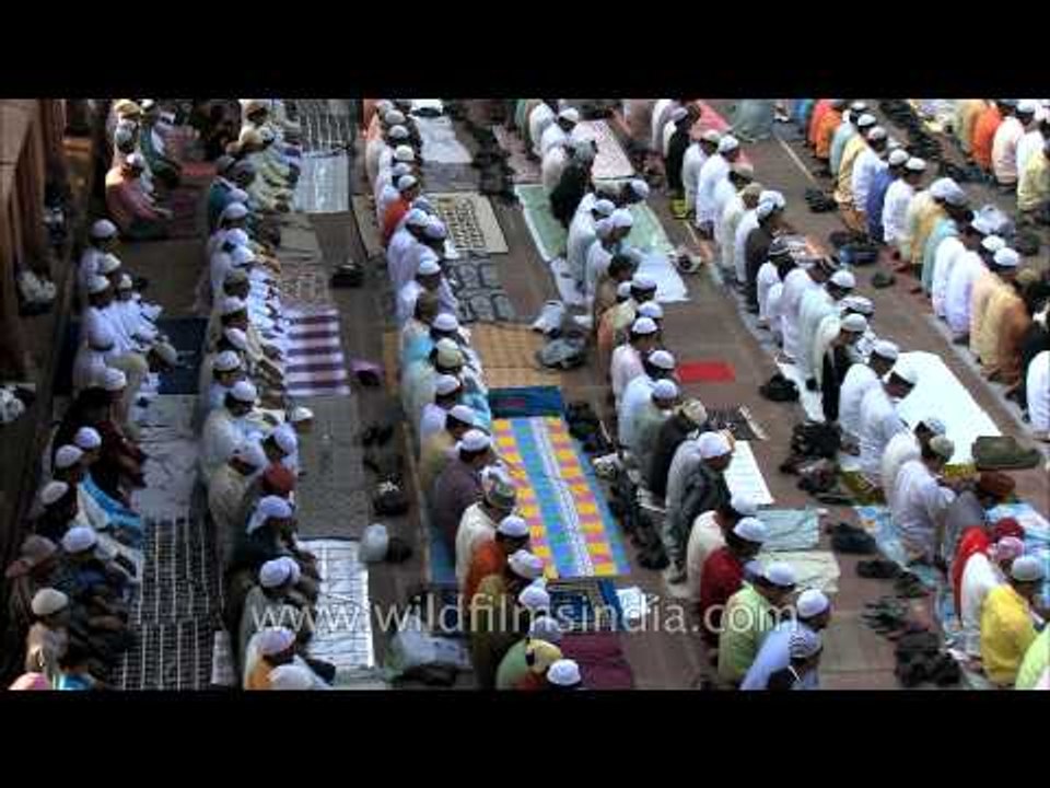 Muslims cluster at Jama Masjid for Id ul fitr namaz
