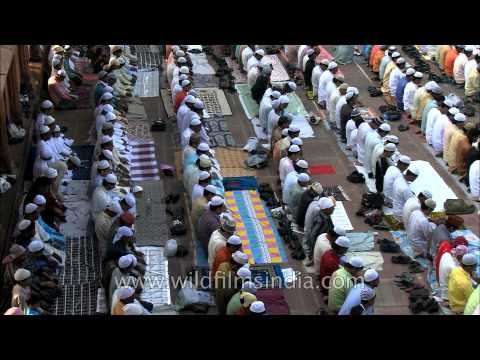 Muslims cluster at Jama Masjid for Id ul fitr namaz