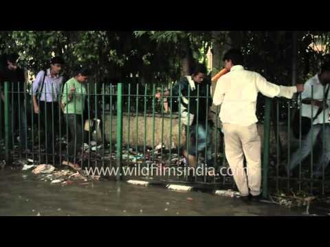 Rains in Delhi force commuters to become local Spidermen!