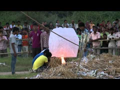 Releasing Chinese lanterns into the sky on Dussehra, Delhi