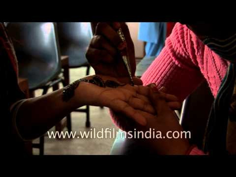 Sulabh workers applying henna or mehandi