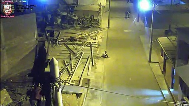 Un enfant fait ses devoirs sous un lampadaire (Pérou)