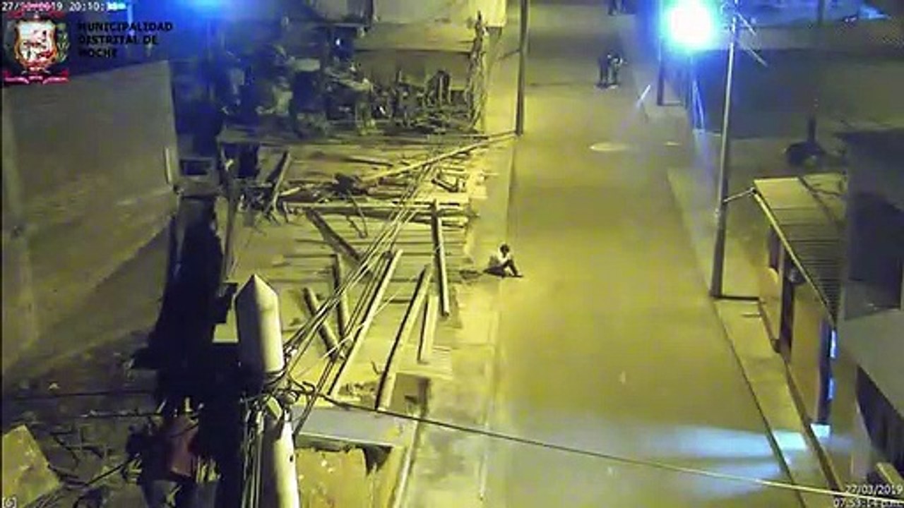 Un enfant fait ses devoirs sous un lampadaire (Pérou)