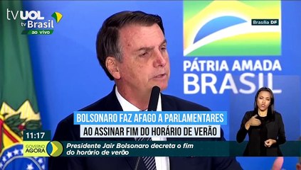 Bolsonaro faz afago a parlamentares ao assinar fim do horário de verão