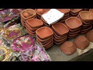 Скачать видео: Variety of clay diyas on sale during Diwali, Delhi