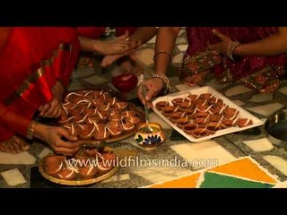 Скачать видео: Pouring oil into Diyas for Diwali, New Delhi