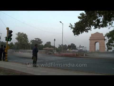 Watch Delhi get dark before your eyes! Traffic at India Gate, New Delhi, at dusk