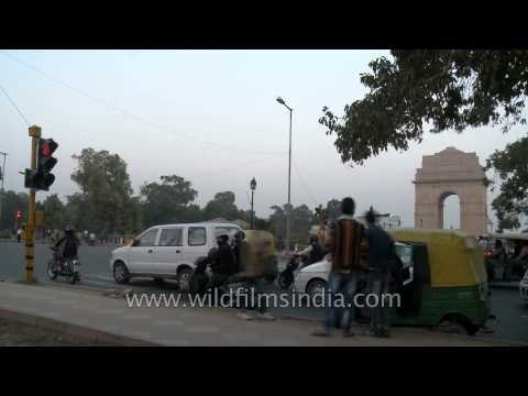 Time Lapse: Traffic on Street by India Gate