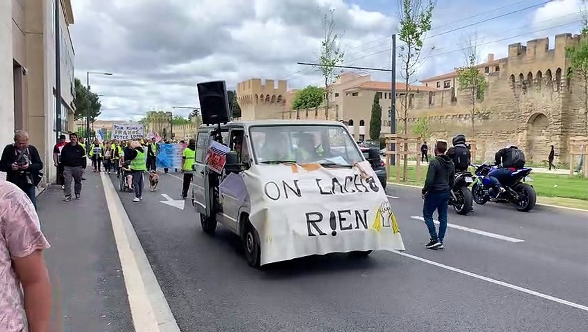 Avignon Les Gilets Jaunes Marchent En Mémoire De Tous Ceux Qui Sont Tombés