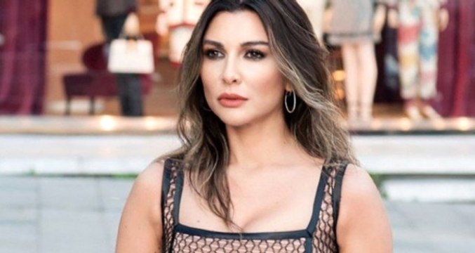 Hamdi Alkan'ın Eşi Selen Görgüzel, Sırt Dekolteli Elbisesiyle Büyüledi!