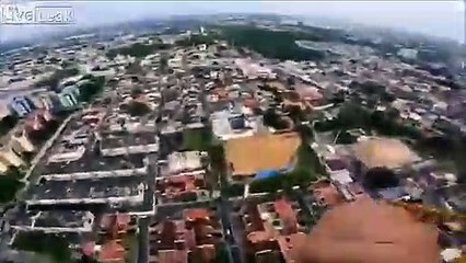 Paracaidista casi pierde la vida al estrellarse contra una casa