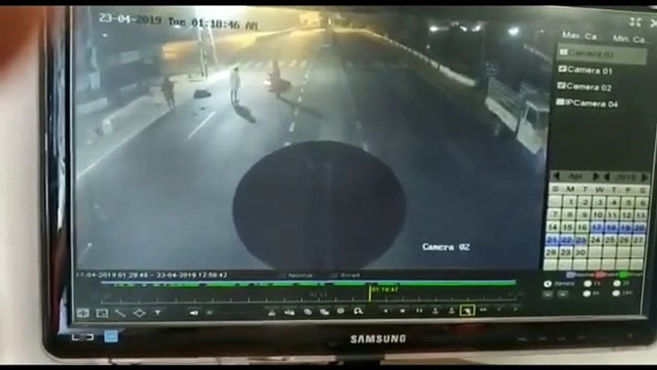 நடு ரோட்டில் பெரிய கல்லை தூக்கி போட்டு நூதன கொள்ளை-வீடியோ