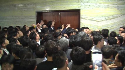 패스트트랙 놓고 육탄전...'쇠 지렛대' 공방까지 / YTN