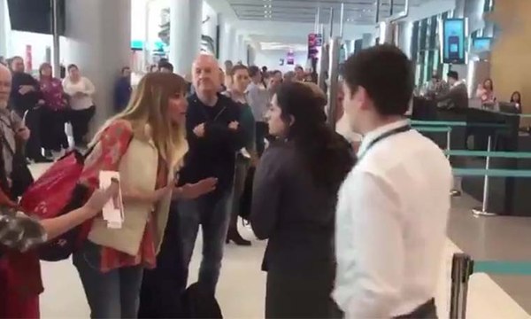 Uçağı rötar yapınca çalışana hakaretler yağdırdı!