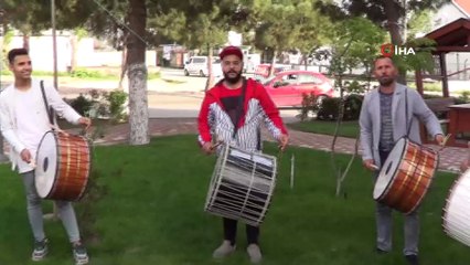 Ramazan çok sessiz geçecek...Muhtarların yüksek miktarda para istemesi üzerine davulcular Ramazan’da tokmak bırakma kararı aldı