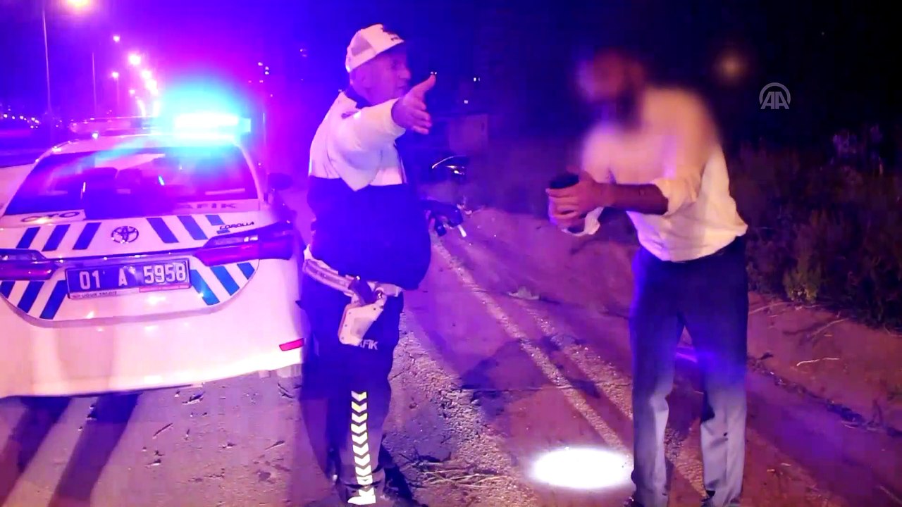 Polisin elinden aldı, bir süre geri vermedi