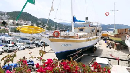 Kaş'ta tekneler sezon için deniz inmeye başladı