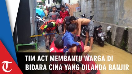 Tim ACT bantu warga Bidara Cina yang terkena banjir kiriman Sungai Ciliwung dari Bogor