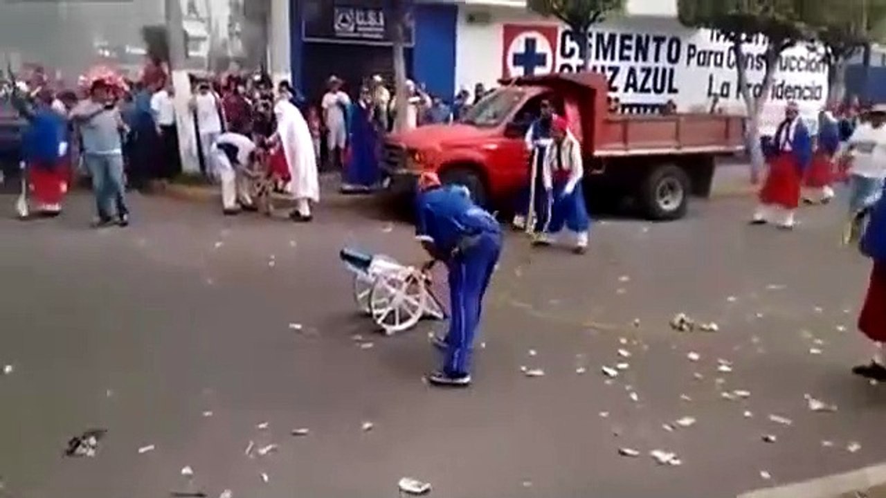 Un petit canon tire bien plus fort que prévu pendant une fête dans la rue