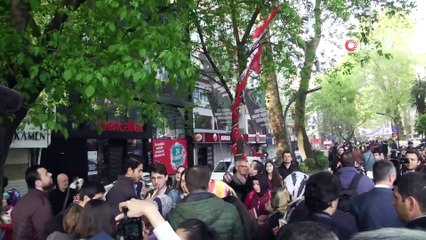 Kimisi ağaca tırmandı, kimisi de sopa kullandı...Ağaçlara asılan kitapları toplamak için kıyasıya yarıştılar