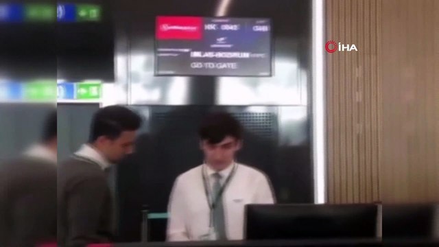 Uçağı rötar yapınca görevliye hakaret eden yolcu, tepki topladı