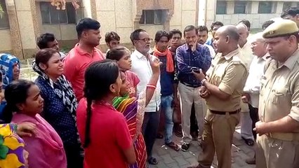 अस्पताल के तीसरी मंजिल पर जाकर कर्मचारी ने टॉर्च जलाकर देखा तो फंदे से लटका मिला मजदूर