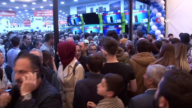 Teknoloji ürünleri satan mağazanın açılışında izdiham...Vatandaşlar saat 10.00'daki açılış için gece yarısından kuyruğa girip birbirini ezdi