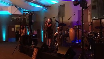 Elle chante merveilleusement "At Last" de Etta James durant le mariage de son frère