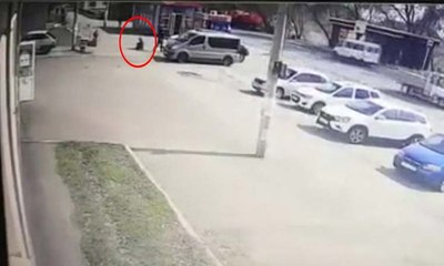 Ayakkabılarının bağcıklarını bağlarken aracın altında kaldı