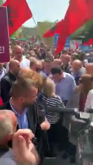 Momenti kur një protestuese kalon barrierat dhe takon Kurtin, shpërthen në lot