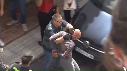 La Guardia Civil en el momento en el que registra la vivienda de Thomas Handrick.