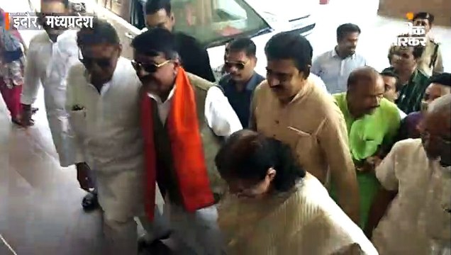 भाजपा प्रत्याशी लालवानी ने मुहूर्त में जमा कराया नामांकन, खुद लखपति, पत्नी करोड़पति लेकिन वाहन एक भी नहीं