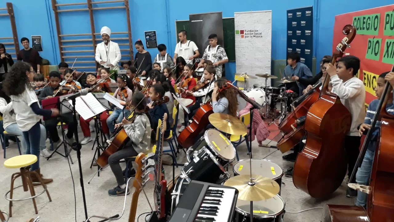 Carlinhos Brown en el colegio público Pío XII de Madrid