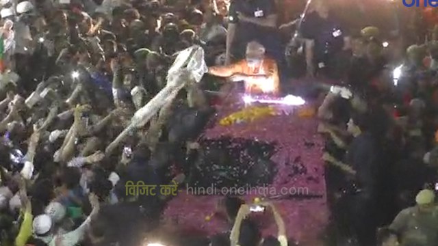 मुस्लिम मोहल्ले में पीएम मोदी को गिफ्ट में मिला शॉल, वीडियो