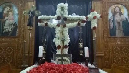 صليب ورود.. خدّام الكنيسة يجهزون دكة صلبوت الجمعة العظيمة في الإسكندرية